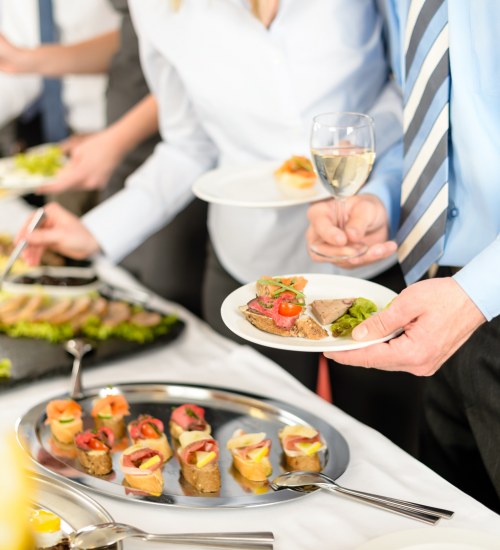 Organizujesz spotkanie firmowe i chcesz zapewnić gościom dobre jedzenie? Poznaj pomysły na dania, które warto podać